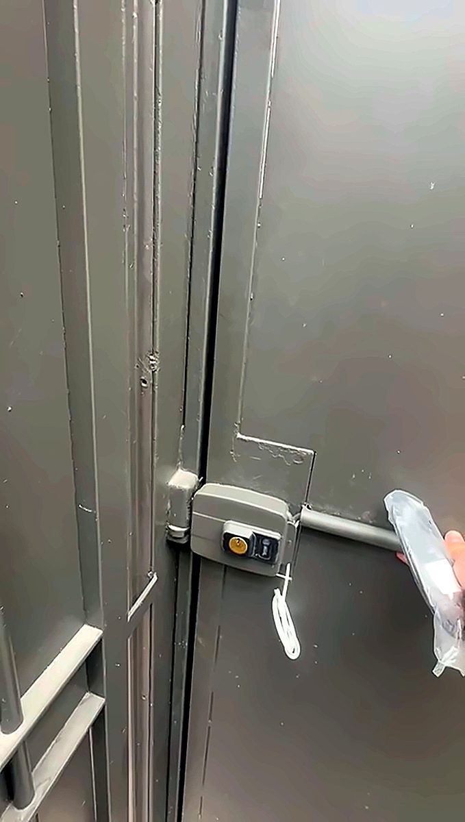 Fechadura elétrica instalada no portão de pedestres