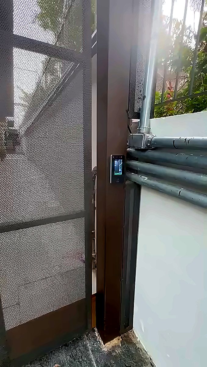 Leitor facial instalado no pilar, com infraestrutura em eletroduto