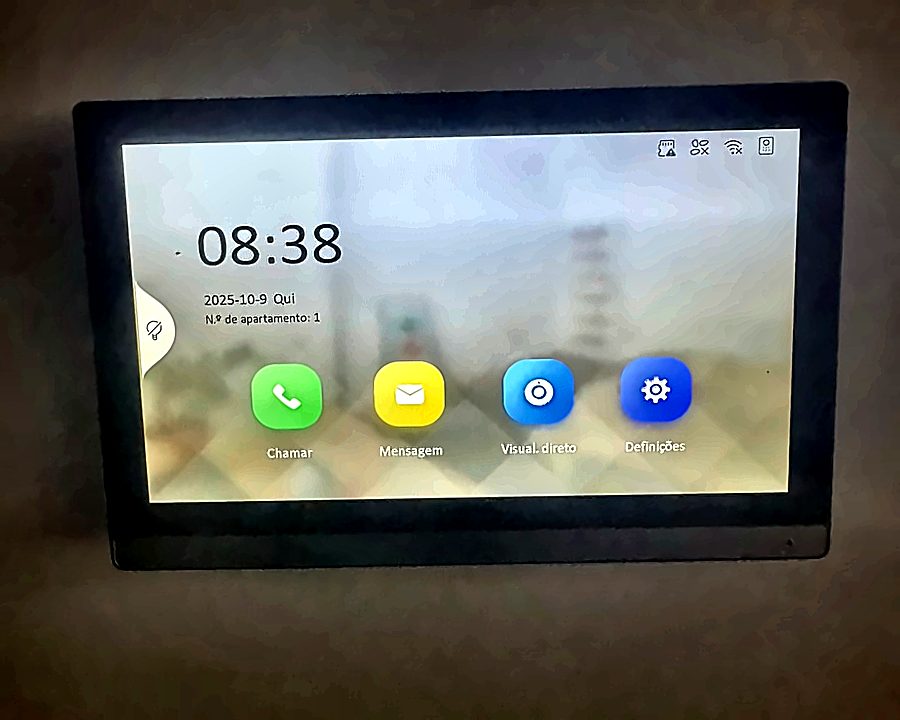 Monitor do videoporteiro que atende e abre as portas