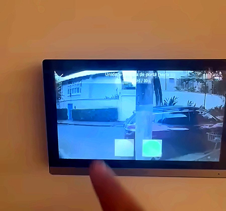 Videoporteiro mostrando a câmera do portão e o botão de abertura